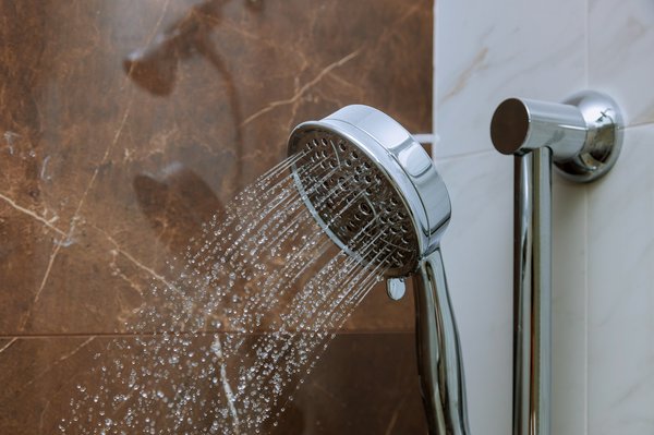 Choisir le pommeau de douche idéal pour un confort moderne
